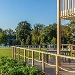 Lakeside Bliss Retreat *