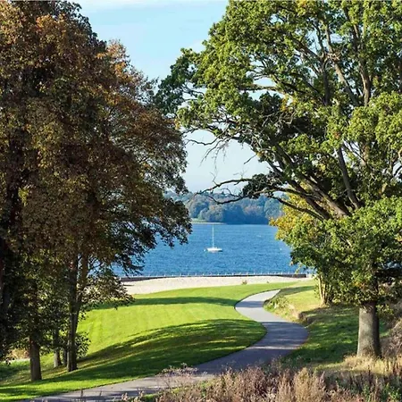 Lakeside Bliss Retreat